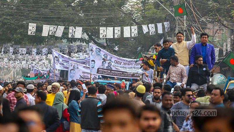 ঢাকার সূত্রাপুর এলাকায় বৃহস্পতিবার নৌকার প্রার্থী সাঈদ খোকনের ভোটের প্রচারণা উৎসবে রূপ নেয়।