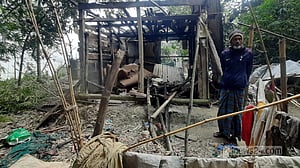 বরিশালে ‘কুপির আগুনে’ ঘর পুড়ে বৃদ্ধার মৃত্যু
