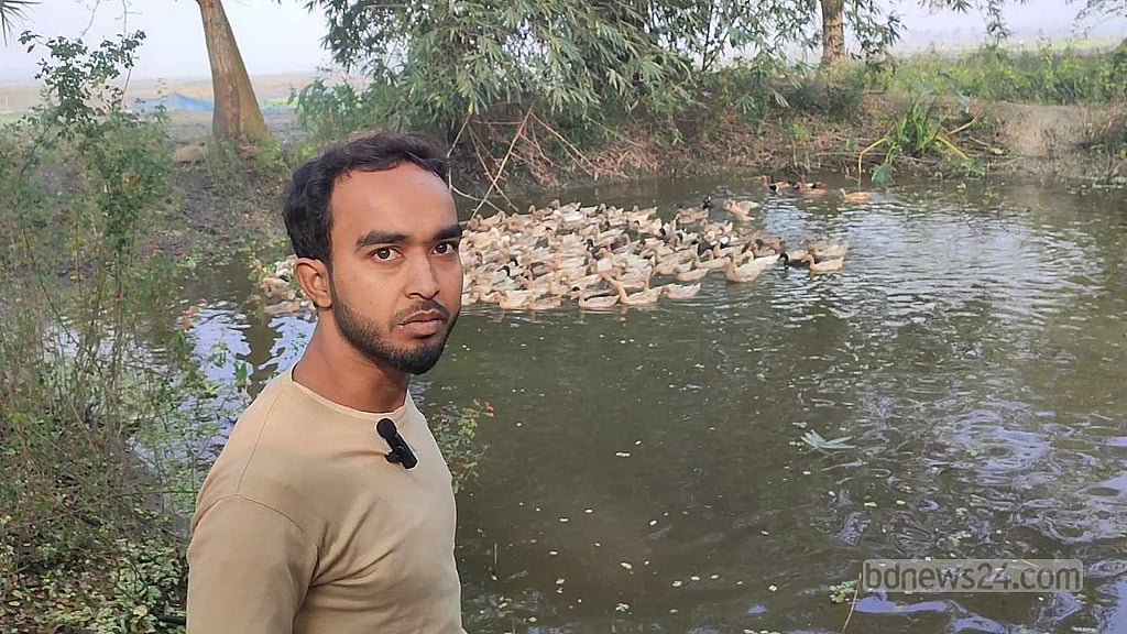 হাঁসের খামারে শরিফুলের জীবন বদলের গল্প