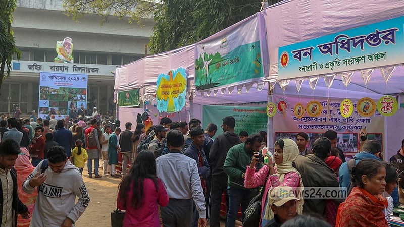জাহাঙ্গীরনগর বিশ্ববিদ্যালয়ের&amp;nbsp; জহির রায়হান মিলনায়তন প্রাঙ্গণে শুক্রবার পাখি মেলায় দর্শনার্থীদের ভিড়।