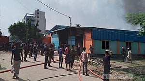 টঙ্গীতে এসকেএফ কারখানার গুদামে আগুন