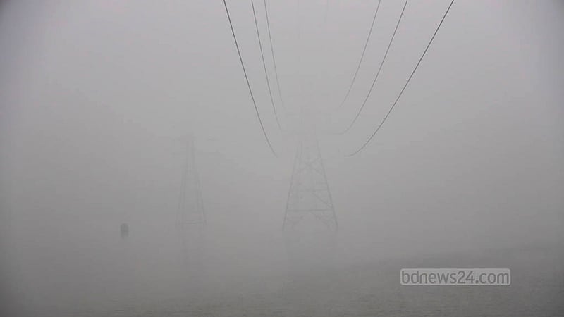 ঢাকার হাতিরঝিল এলাকায় বুধবার সকালে ঘন কুয়াশা।