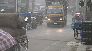 তীব্র কুয়াশায় চুয়াডাঙ্গায় যানবাহন চলেছে হেডলাইট জ্বালিয়ে
