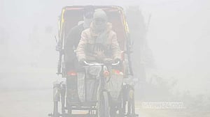 ঠান্ডা ও ঘন কুয়াশায় লালমনিরহাটে জনজীবন স্থবির