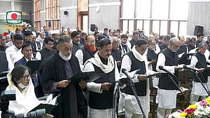 শপথ নিলেন স্বতন্ত্র সংসদ সদস্যরা