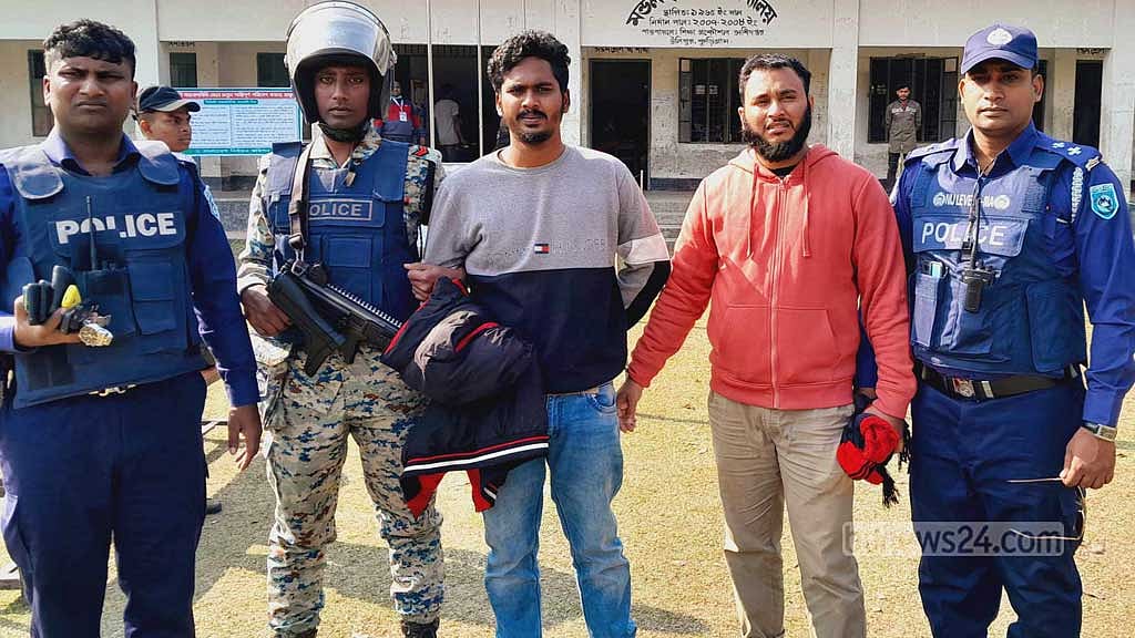 কুড়িগ্রামে ‘জাল ভোট’ দেয়ায় যুবকের কারাদণ্ড, প্রিজাইডিং কর্মকর্তা প্রত্যাহার