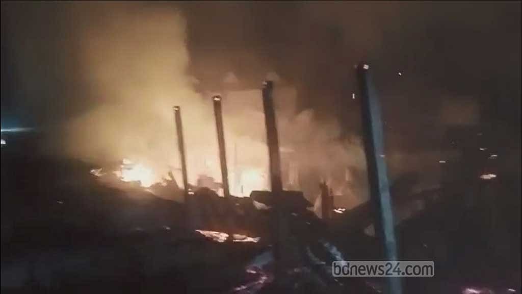 মাদারীপুরে ছিলারচর বাজারে পুড়ল সাত দোকান