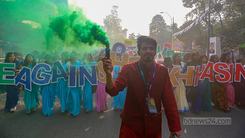 ঢাকা বিশ্ববিদ্যালয় এলাকায় বৃহস্পতিবার ছাত্রলীগের ৭৬তম প্রতিষ্ঠাবার্ষিকীতে শোভাযাত্রায় রঙিন গ্যাসের ক্যানেস্তারা হাতে একজন।