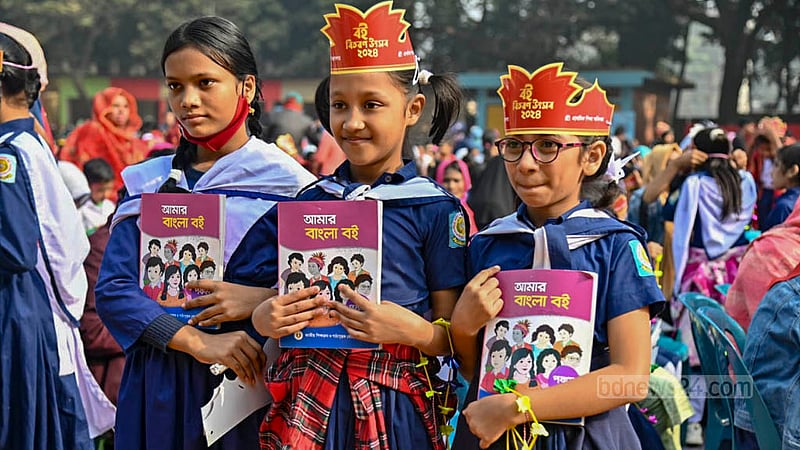 নতুন বছর, নতুন বই; শিক্ষার্থীরাও বছরের প্রথম দিনে বই পেয়ে উচ্ছ্বসিত। সোমবার সকালে মিরপুরের ন্যাশনাল সরকারি প্রাথমিক বিদ্যালয় প্রাঙ্গণে।