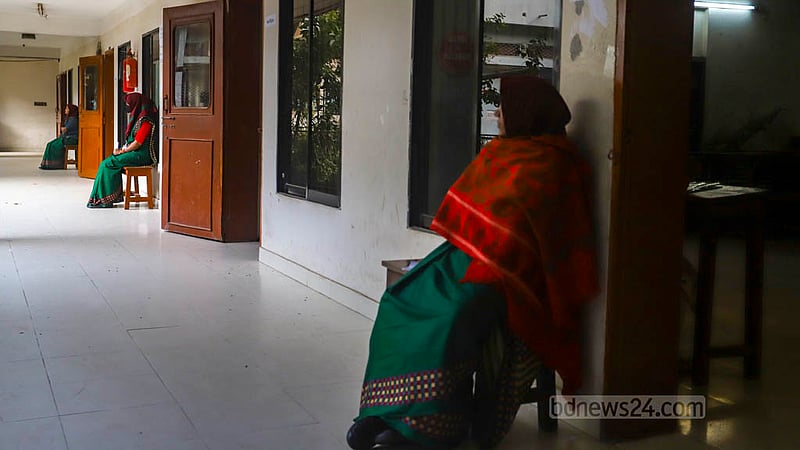 দ্বাদশ সংসদ নির্বাচনে রোববার সকালে ঢাকা ১৩ আসনে মোহাম্মদপুর প্রিপারেটরি স্কুল অ্যান্ড কলেজ কেন্দ্রে ভোটার না থাকায় অলস সময় পার করছেন নারী আনসার সদস্যরা।