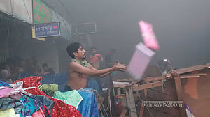 আগুনে পোড়া কৃষি মার্কেটে কত দোকান ছিল?