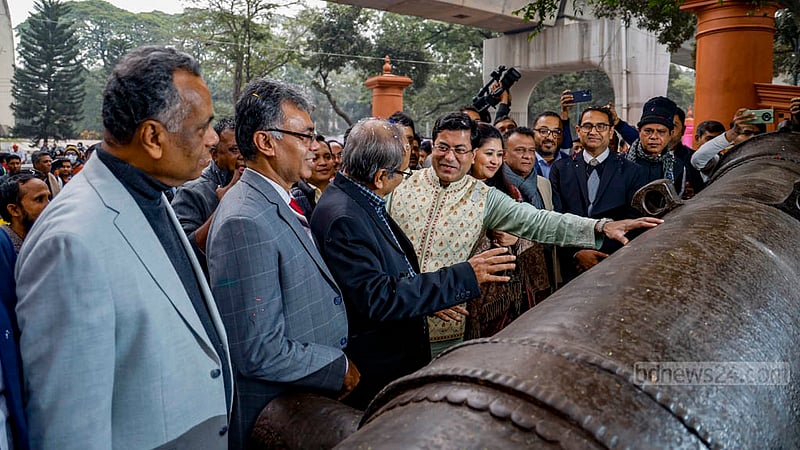 ঢাকা গেইট উদ্বোধনের পর মীর জুমলার কামান ঘুরে দেখেন দক্ষিণ সিটি করপোরেশনের মেয়র শেখ ফজলে নূর তাপস ও অতিথিরা।