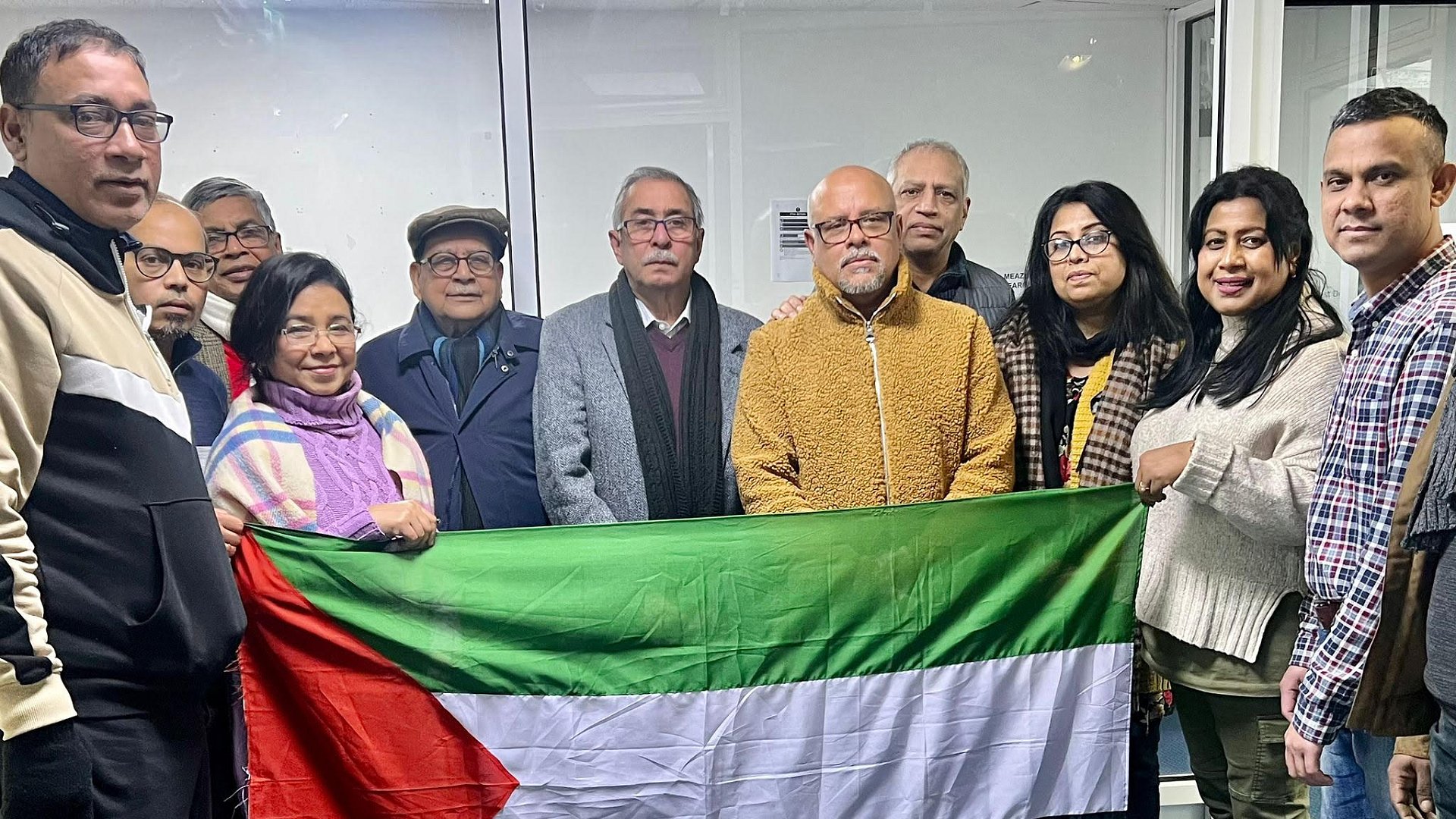 ফিলিস্তিনের পতাকা হাতে যুক্তরাজ্য ঘাতক দালাল নির্মূল কমিটি
