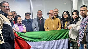 ফিলিস্তিনের পতাকা হাতে যুক্তরাজ্য ঘাতক দালাল নির্মূল কমিটি