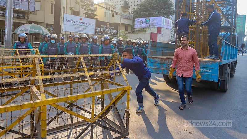 বিএনপির কালো পতাকা মিছিল শুরুর আগে শনিবার ঢাকার নাইটিঙ্গেল মোড় ব্যারিকেড দিয়ে বন্ধ রেখেছে পুলিশ।