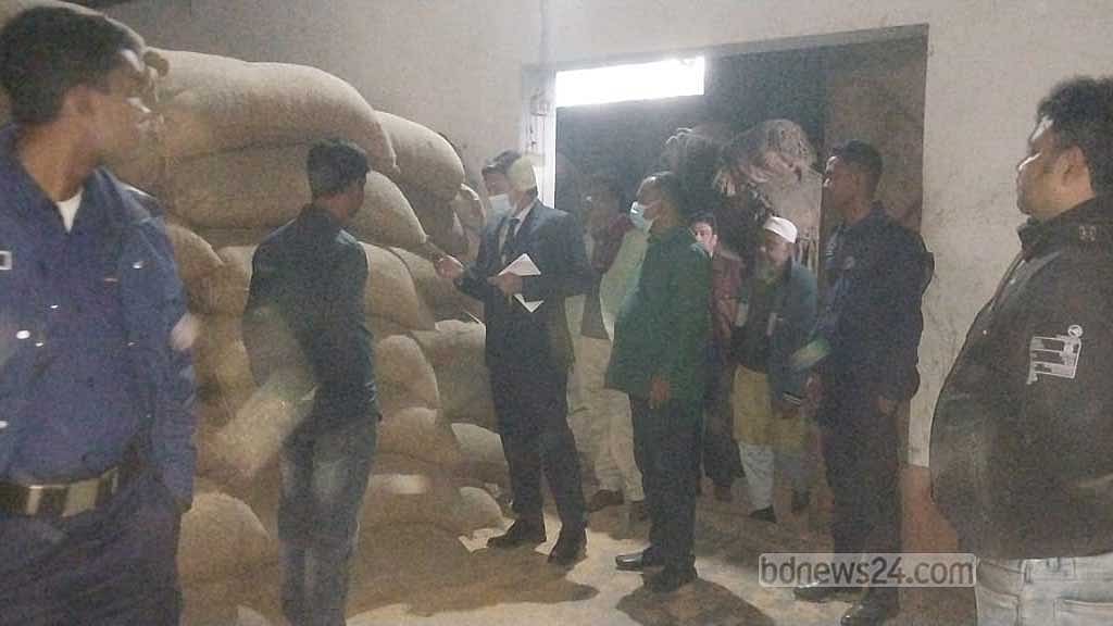 নওগাঁয় চাল মজুদের দায়ে ব্যবসায়ীকে ৩ লাখ টাকা জরিমানা