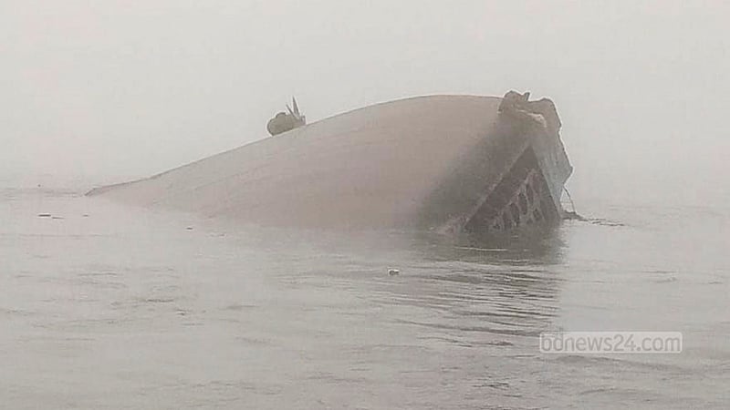 বুধবার সকালে ঘন কুয়াশার মধ্যে মানিকগঞ্জের পাটুরিয়া ঘাটে আটকে থাকা একটি ফেরি মালবাহী নৌযানের ধাক্কায় যানবাহন নিয়ে পদ্মা নদীতে ডুবে যায়।