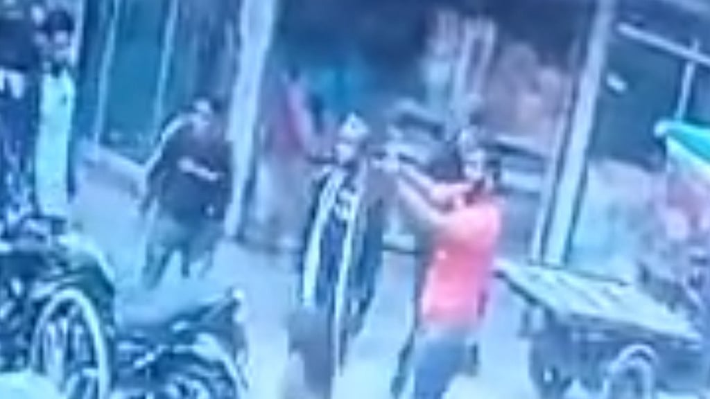 ছাত্রলীগ নেতাকে মারধর, উদ্ধারে গিয়ে গুলিবিদ্ধ ভাই