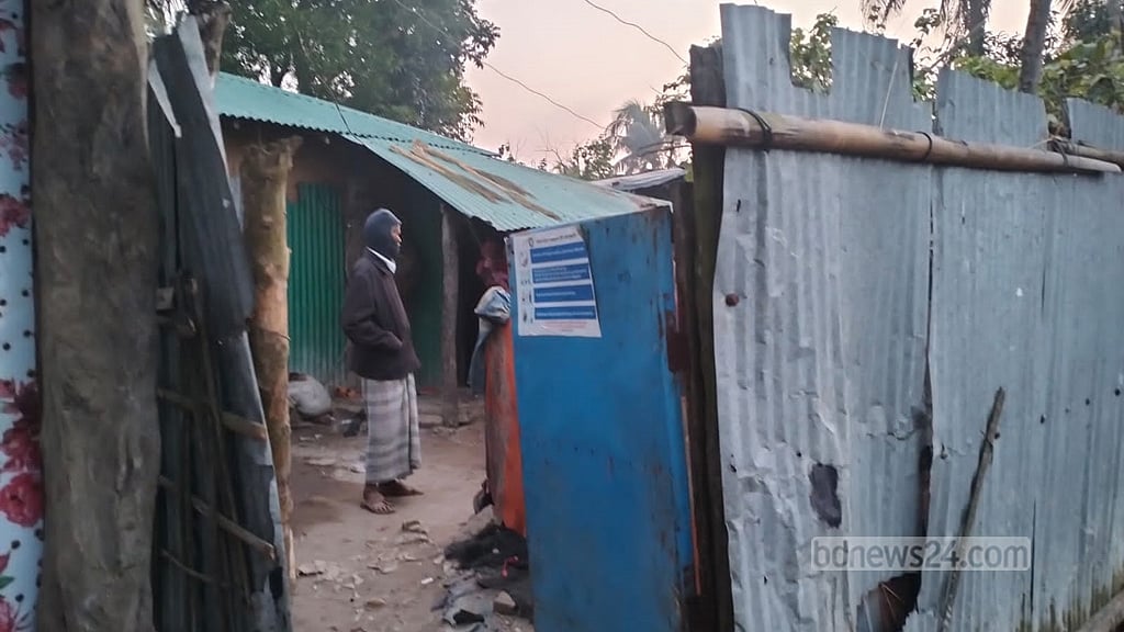 মিয়ানমারের গুলি এসে ভেদ করল টেকনাফের বাড়ির দরজা