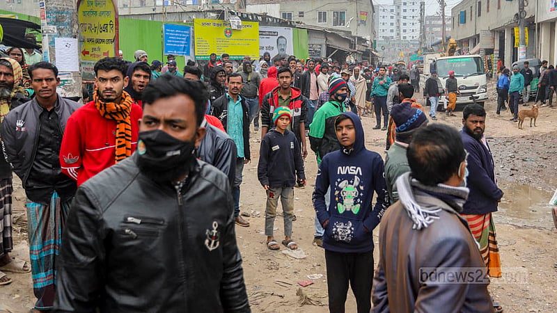 ঢাকার মোহাম্মদপুরে বসিলা রোডে উত্তর সিটি করপোরেশনের উচ্ছেদ অভিযান দেখতে উৎসুক জনতার ভিড়।