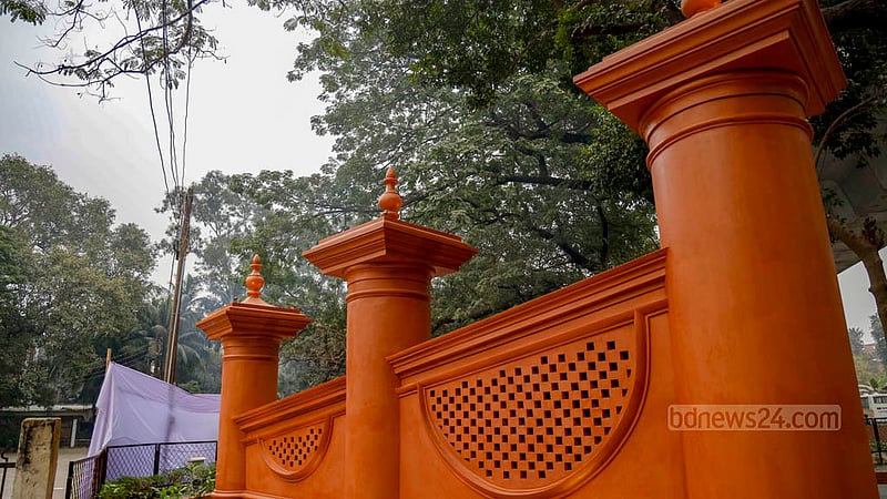 ঢাকা বিশ্ববিদ্যালয় এলাকায় নতুনভাবে সংস্কারের পর ঢাকা গেইট।