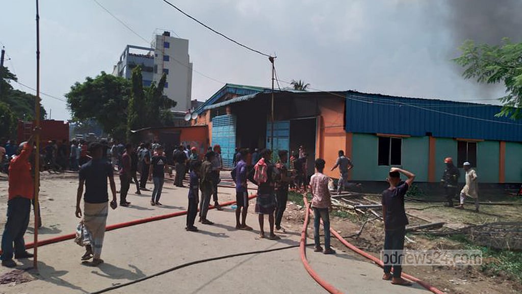 টঙ্গীতে এসকেএফ কারখানার গুদামের আগুন নিয়ন্ত্রণে