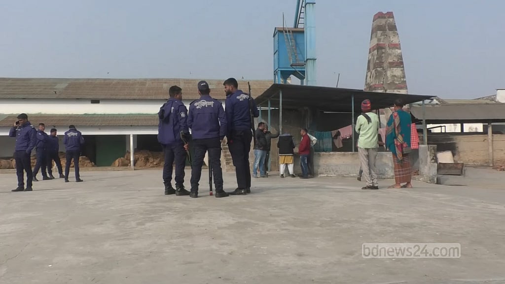 চালের দাম বৃদ্ধি: নওগাঁয় ১৮ প্রতিষ্ঠানকে জরিমানা, গুদাম সিলগালা