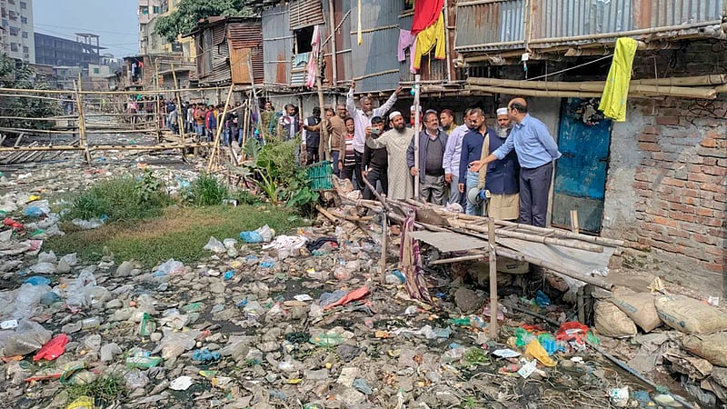 ঢাকার মিরপুরে প্যারিস খাল এখন পরিণত হয়েছে ময়লার ভাগাড়ে, পানির উপর জমেছে বর্জ্যের স্তর। বুধবার খালটি দেখতে যান ঢাকা উত্তর সিটির মেয়র আতিকুল ইসলাম।