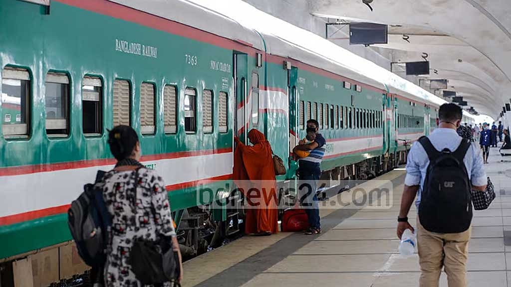 ট্রেনের ১২০০ টিকেটসহ ১৪ জন র‌্যাবের জালে