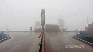 ঘন কুয়াশায় ৬ ঘণ্টা বন্ধ থেকে দৌলতদিয়া-পাটুরিয়া রুটে চলল ফেরি