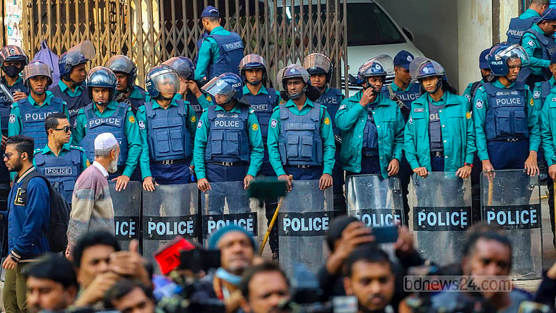 ঢাকার নয়াপল্টনে বিএনপির কেন্দ্রীয় কার্যালয়ের সামনে শনিবার পুলিশের সতর্ক অবস্থান।