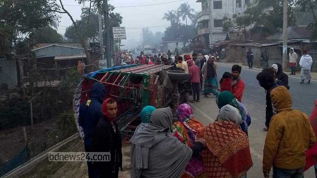 নাটোরে মৃত আত্মীয়কে দেখতে গিয়ে সড়কেই লাশ হলেন দম্পতি