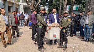কেন্দ্রে কেন্দ্রে যাচ্ছে ভোটের সরঞ্জাম