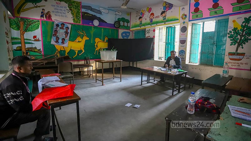 দ্বাদশ সংসদ নির্বাচনে পুরান ঢাকার লালবাগ সরকারি প্রাথমিক বিদ্যালয় কেন্দ্রে রোববার বিকালে ভোটারশূন্য একটি বুথ।