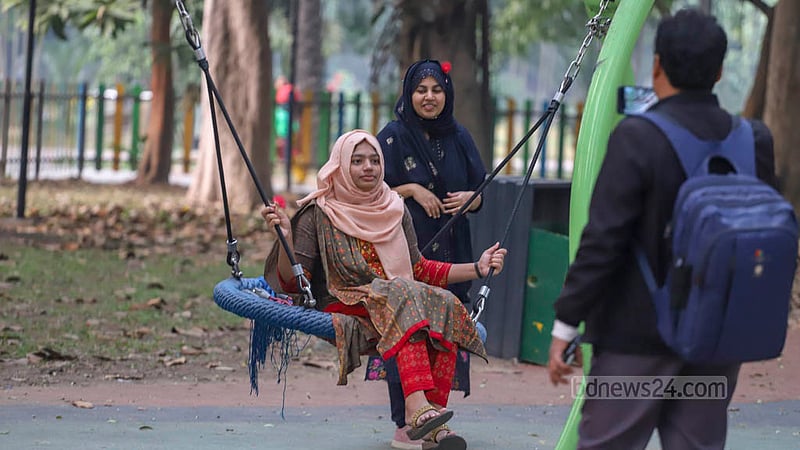 ঢাকার রমনা পার্কের শিশু কর্নারের ছিঁড়ে যাওয়া দোলনাটি কোনোরকমে বেঁধে রাখা হয়েছে। তাতেই দোল খাচ্ছেন বড়রা।