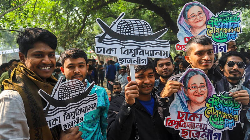 ছাত্রলীগের ৭৬তম প্রতিষ্ঠাবার্ষিকীতে বৃহস্পতিবার ঢাকা বিশ্ববিদ্যালয়ের অপরাজেয় বাংলার সামনে ভোটের প্রচার সামগ্রী নিয়ে ছাত্রলীগের নেতাকর্মীরা।