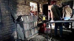 রাজশাহীতে ৪ ভোটকেন্দ্রে আগুন, হাতবোমা উদ্ধার