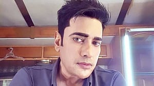 এবার অন্য লুকে অনন্ত জলিল