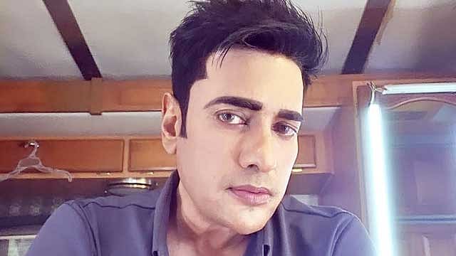 এবার অন্য লুকে অনন্ত জলিল