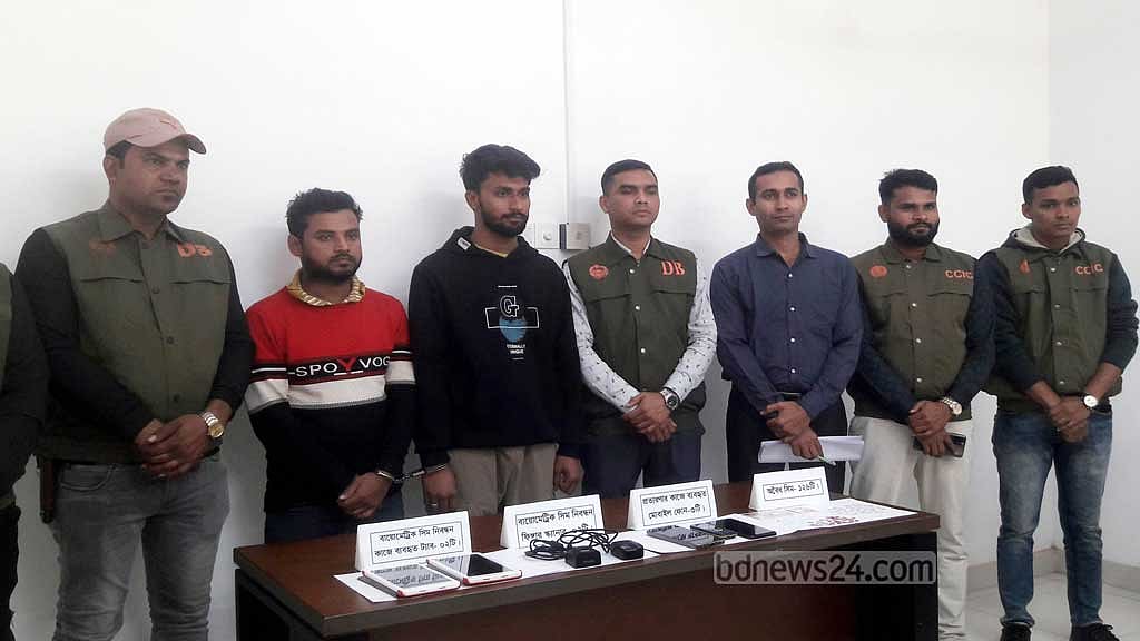 নড়াইলে অনলাইনে পেইজে খুলে প্রতারণার অভিযোগে গ্রেপ্তার ২