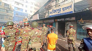 কৃষি মার্কেটের আগুন নেভাতে সেনা-নৌ-বিমান বাহিনী