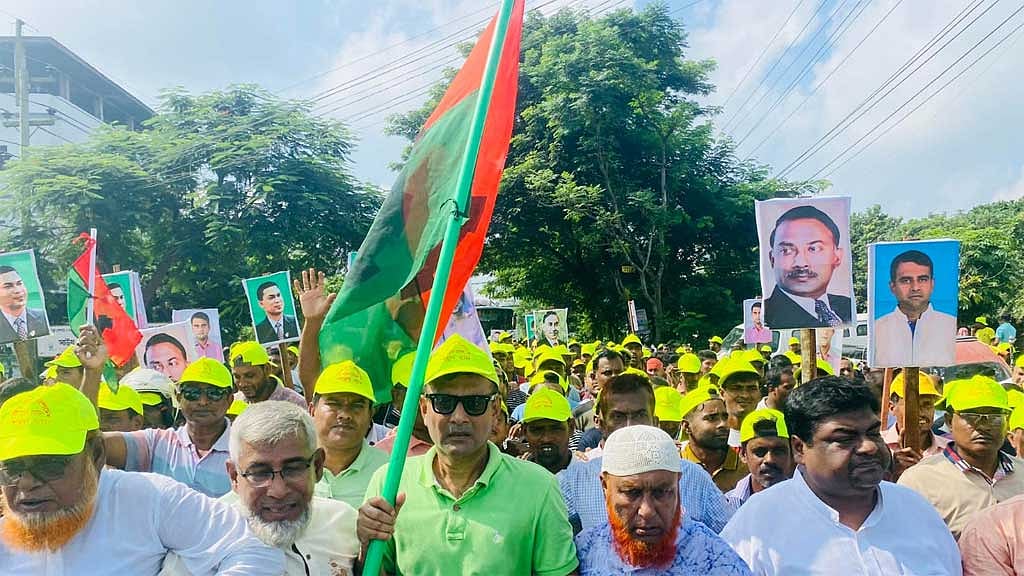 কর্মীদের ‘সর্বাত্মক প্রস্তুতি’ নেওয়ার আহ্বানে খুলনার পথে বিএনপির রোড মার্চ