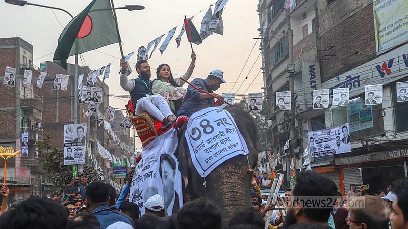 দ্বাদশ জাতীয় সংসদ নির্বাচনের প্রচারের শেষ মুহূর্তে বৃহস্পতিবার সূত্রাপুর এলাকায় হাতির পিঠে চড়ে গণসংযোগ করেন ঢাকা-৬ আসনের নৌকার প্রার্থী সাঈদ খোকনের পরিবারে সদস্যরা।