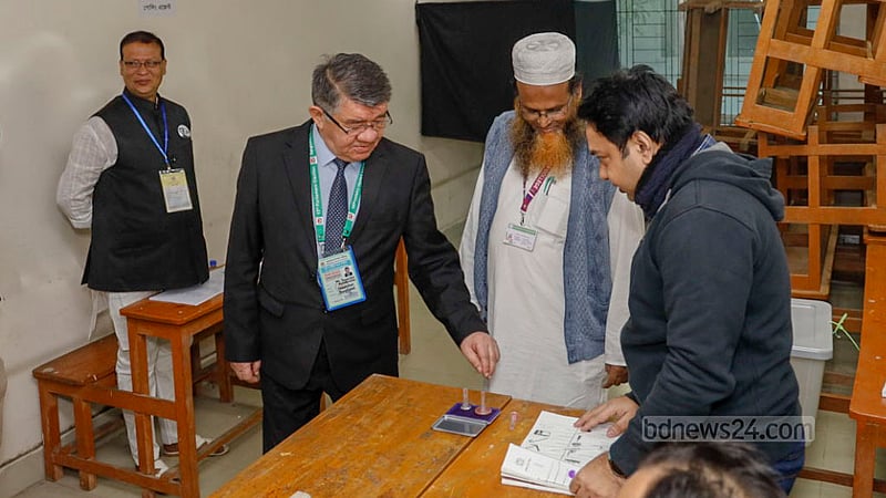 রোববার দ্বাদশ সংসদ নির্বাচনের সকালে ঢাকার শান্তিনগরে হাবিবুল্লাহ বাহার কলেজ কেন্দ্র পরিদর্শনে আসেন কয়েকজন বিদেশি পর্যবেক্ষক।