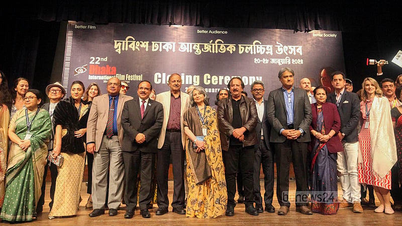 ঢাকা আন্তর্জাতিক চলচ্চিত্র উৎসবের সমাপনী অনুষ্ঠানে অতিথিদের সঙ্গে জুরি, নির্মাতা ও প্রযোজকরা।