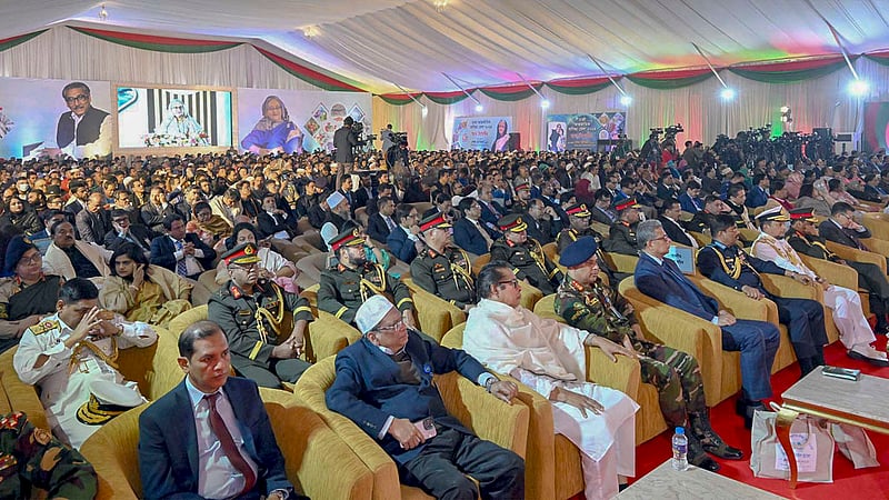 পূর্বাচলে রোববার ঢাকা আন্তর্জাতিক বাণিজ্য মেলার উদ্বোধনী অনুষ্ঠানে অতিথিরা।