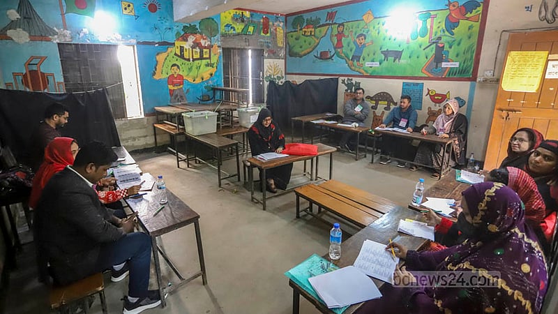 দ্বাদশ সংসদ নির্বাচনে পুরান ঢাকার আরমানিটোলা সরকারি প্রাথমিক বিদ্যালয় কেন্দ্রে রোববার বিকালে ভোটারশূন্য একটি বুথ।