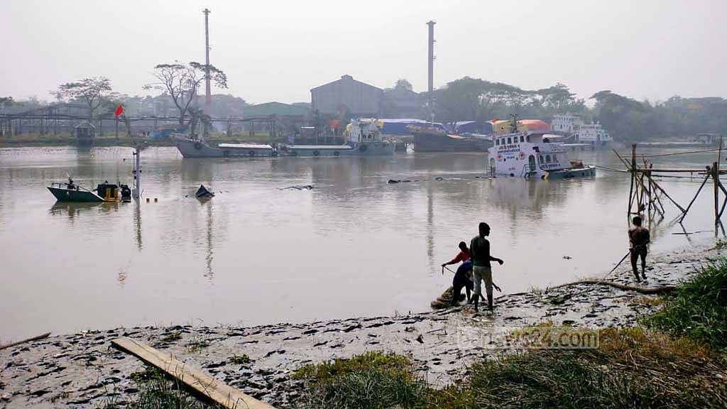 নওয়াপাড়া নৌবন্দরে কয়লাবোঝাই জাহাজ ডুবি