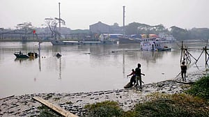নওয়াপাড়া নৌবন্দরে কয়লাবোঝাই জাহাজ ডুবি