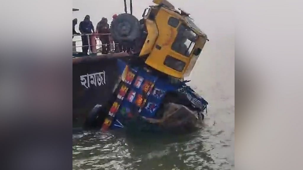 ডুবে যাওয়া ফেরি থেকে তোলার সময় ছিঁড়ে পড়ল ট্রাক
